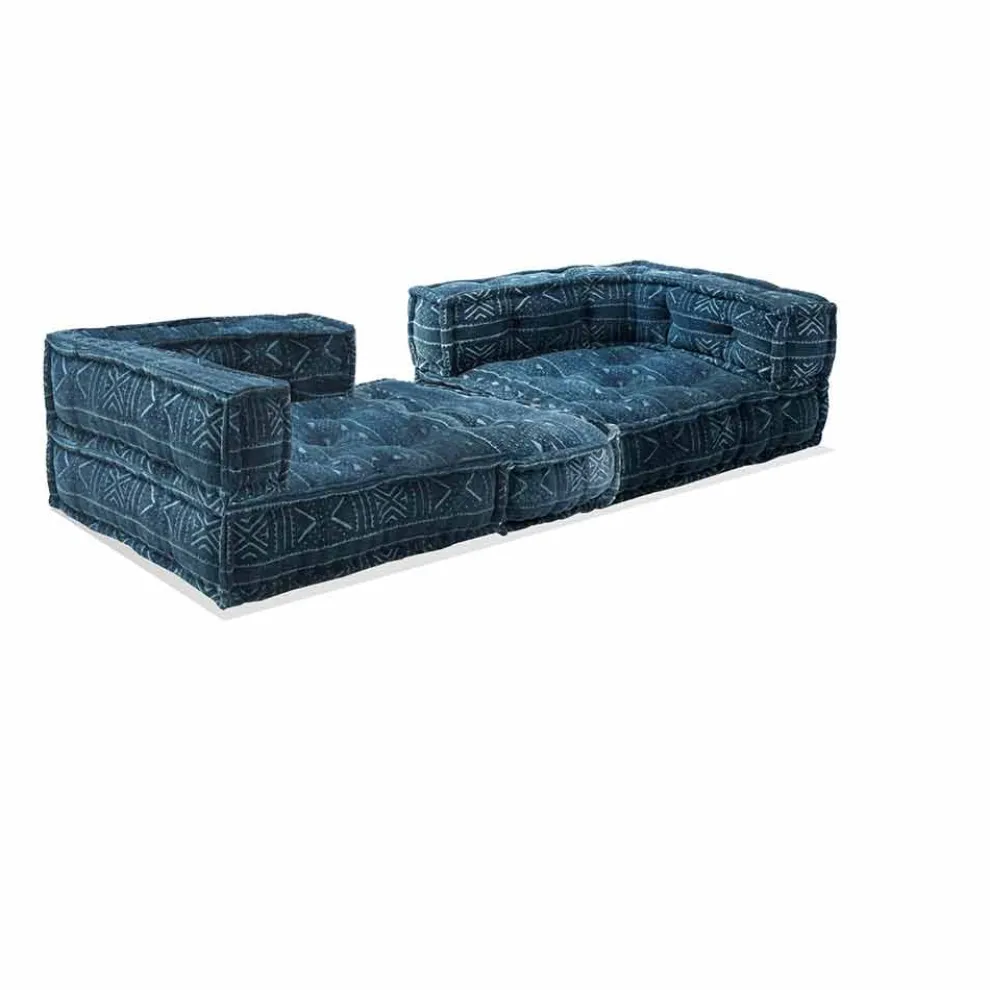 Zweisitzer-Sofa, bezogen mit Ethno-Design. Farbiger Stoff - Faser
