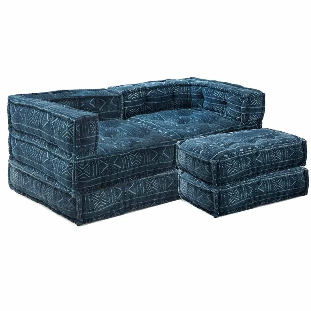 Zweisitzer-Sofa, bezogen mit Ethno-Design. Farbiger Stoff - Faser