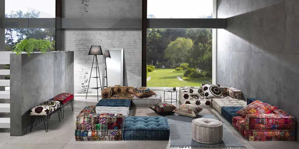 Zweisitzer-Sofa, bezogen mit Ethno-Design. Farbiger Stoff - Faser